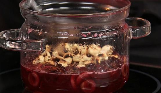 пряное варенье из вишни с орехами