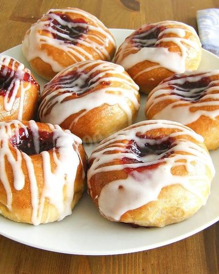 Рецепт сдобных булочек с вареньем в духовке