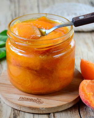 Варенье из абрикосов с листьями вишни