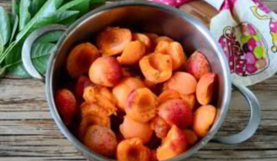 варенье из абрикосов с листьями вишни