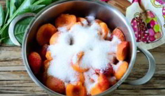 варенье из абрикосов с листьями вишни