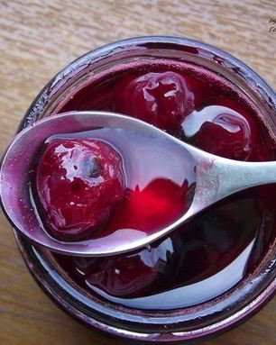 Варенье из вишни с корицей и коньяком