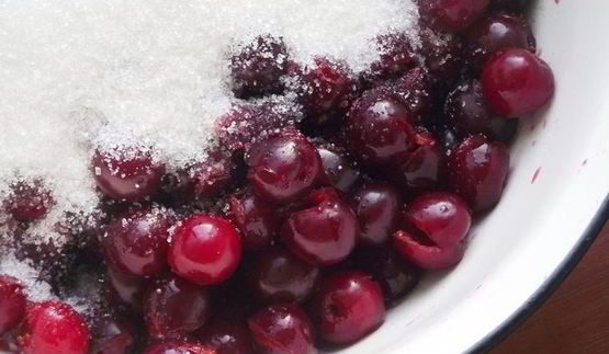 варенье из вишни с корицей и коньяком