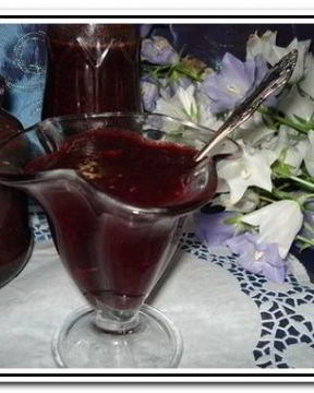 Вишневое варенье с миндалем и шоколадом