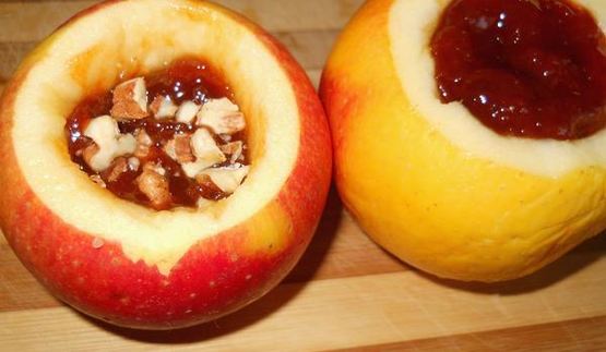 яблоки запеченные с вареньем и грецкими орехами