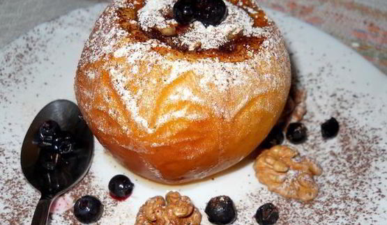 яблоки запеченные с вареньем и грецкими орехами