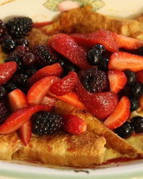 Ягоды на французском тосте