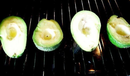 авокадо запеченные под яично-сливочным соусом