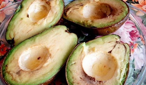 авокадо запеченные под яично-сливочным соусом