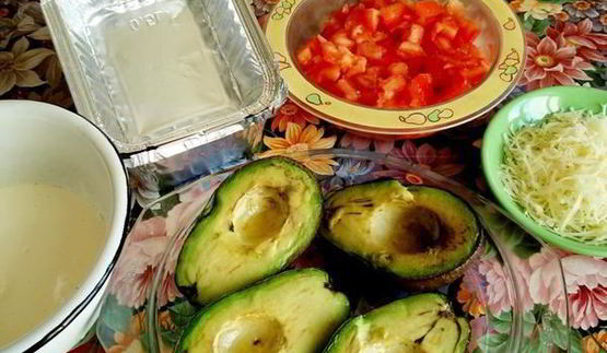 авокадо запеченные под яично-сливочным соусом