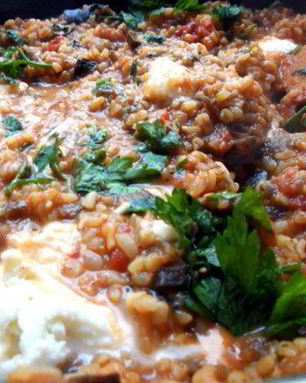 Булгур с баклажанами, томатами и моцареллой