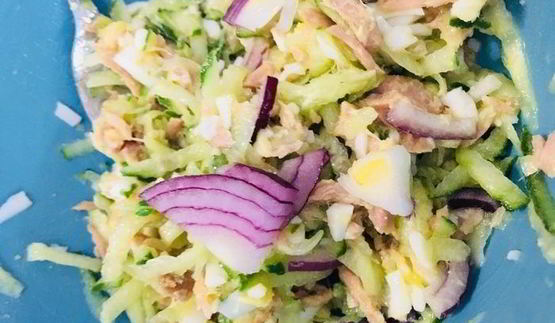 бутерброд с консервированным тунцом