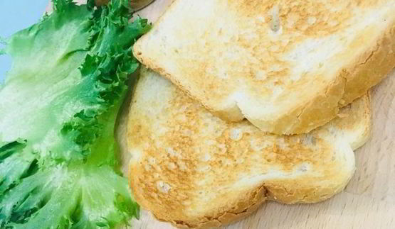 бутерброд с консервированным тунцом