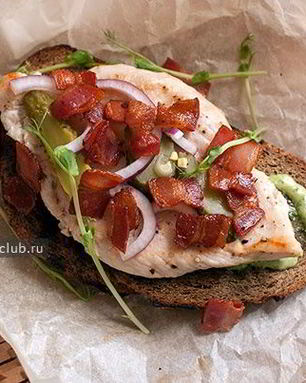 Бутерброд с курицей и беконом