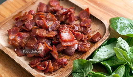 бутерброд с курицей и беконом