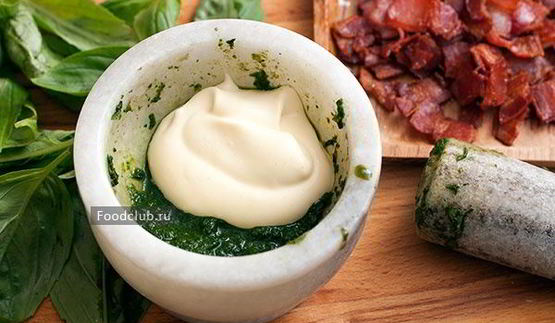 бутерброд с курицей и беконом