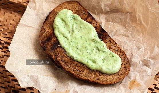 бутерброд с курицей и беконом