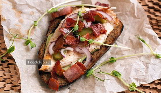 бутерброд с курицей и беконом