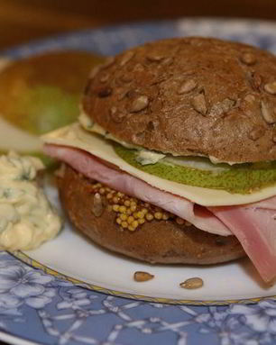 Бутерброд с ветчиной, сыром и грушей