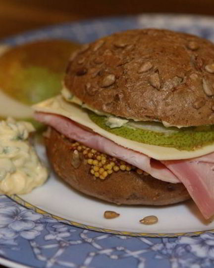 Рецепт бутерброда с ветчиной, сыром и грушей