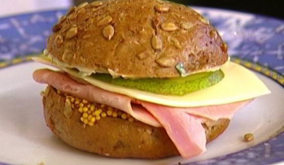 бутерброд с ветчиной, сыром и грушей