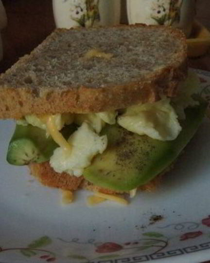 Рецепт бутерброда с яичницей-болтуньей и авокадо