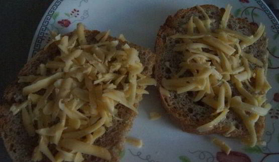 бутерброд с яичницей-болтуньей и авокадо