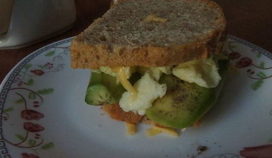 бутерброд с яичницей-болтуньей и авокадо