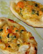 Бутерброды из слоеного теста с сыром, курицей и морковью