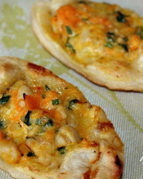 Бутерброды из слоеного теста с сыром, курицей и морковью