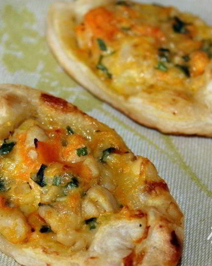 Рецепт бутербродов из слоеного теста с сыром, курицей и морковью