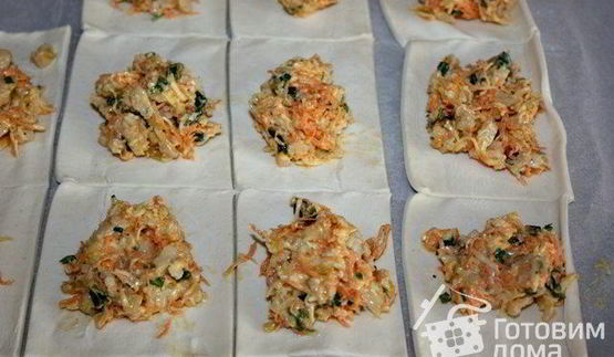 бутерброды из слоеного теста с сыром, курицей и морковью