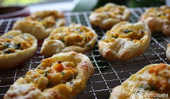 бутерброды из слоеного теста с сыром, курицей и морковью