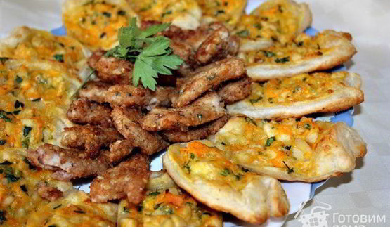 бутерброды из слоеного теста с сыром, курицей и морковью