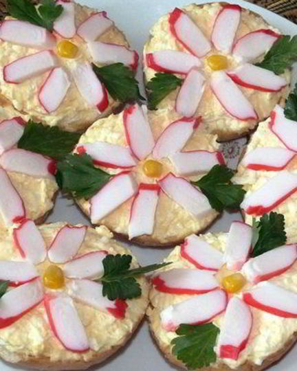 Рецепт бутербродов крабовых цветы с сыром