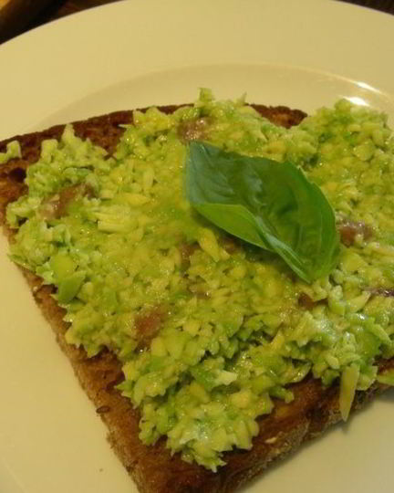 Рецепт бутербродов с авокадо и анчоусами