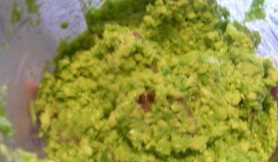 бутерброды с авокадо и анчоусами