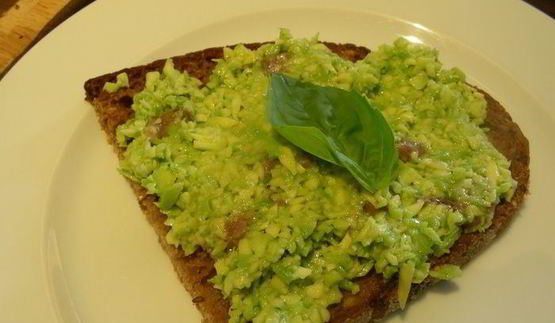 бутерброды с авокадо и анчоусами