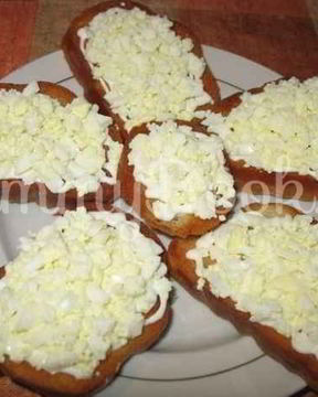 Бутерброды с чесноком и рубленым яйцом