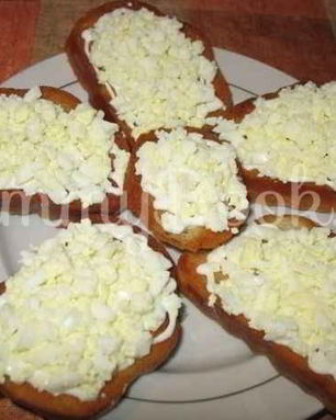 Бутерброды с чесноком и рубленым яйцом