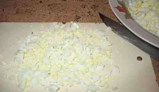 бутерброды с чесноком и рубленым яйцом