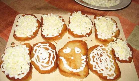 бутерброды с чесноком и рубленым яйцом