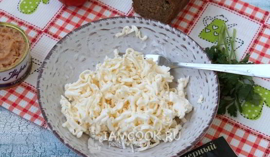 бутерброды с икрой трески, плавленым сыром и помидорами