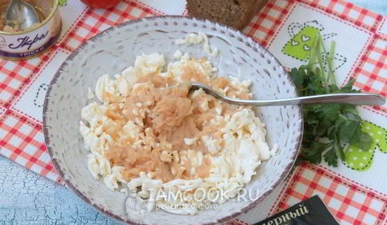 бутерброды с икрой трески, плавленым сыром и помидорами