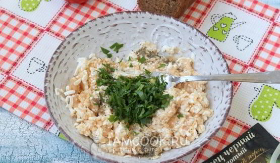 бутерброды с икрой трески, плавленым сыром и помидорами