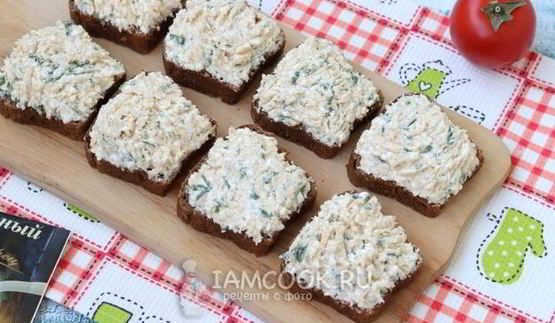 бутерброды с икрой трески, плавленым сыром и помидорами