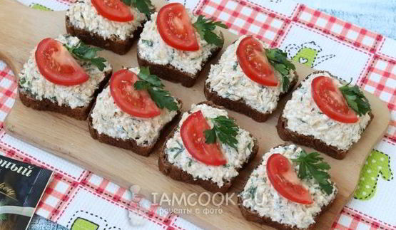бутерброды с икрой трески, плавленым сыром и помидорами