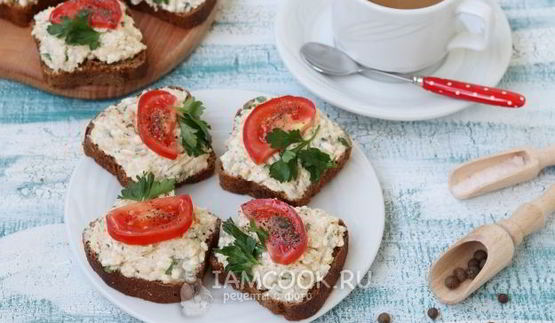 бутерброды с икрой трески, плавленым сыром и помидорами