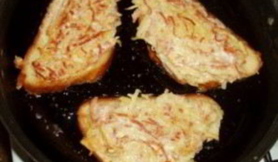 бутерброды с колбасой и картошкой