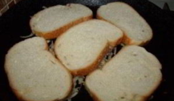 бутерброды с колбасой на сковороде